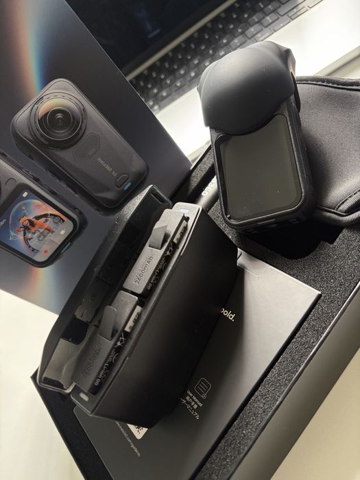 Insta360 X6 Essentials Bundle + MicroSDXC 256GB V30