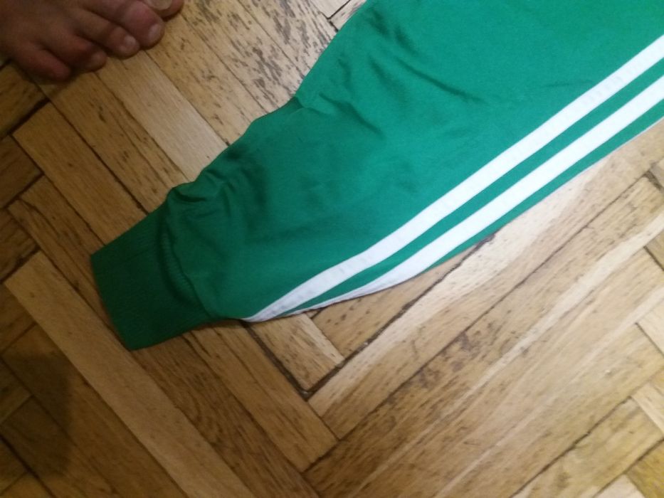 Vand o bluza adidas cu floare originala .