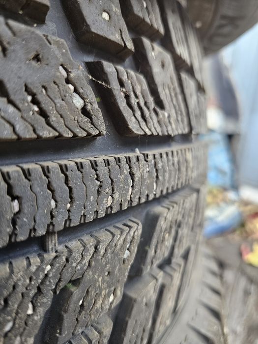 Резина зимняя 215/55 R17