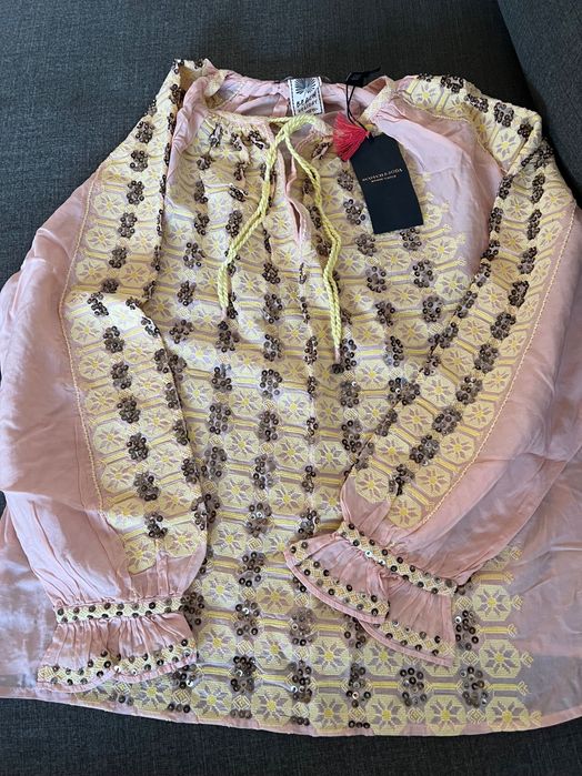 Блуза с бродерия и паети