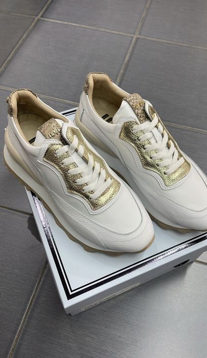 Продаю женские кроссовки