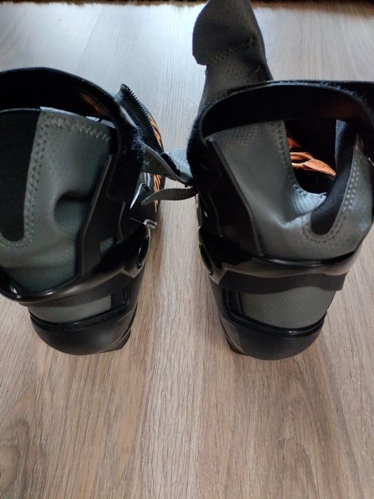 Ботинки для беговых лыж.