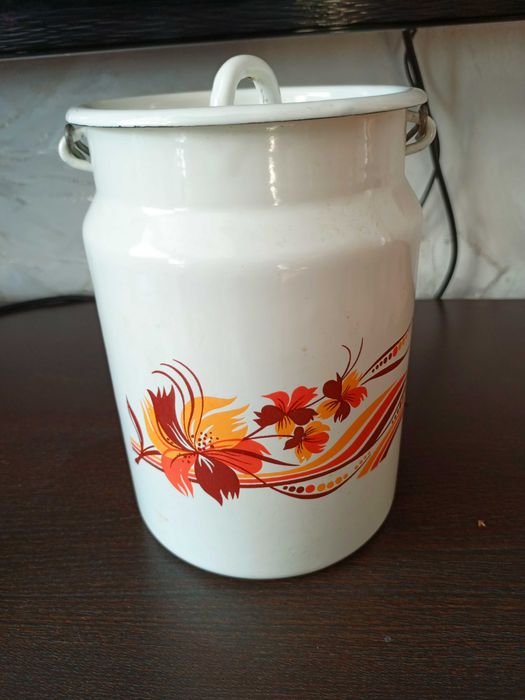 Продаётся  хороший целый эмалированный бидончик