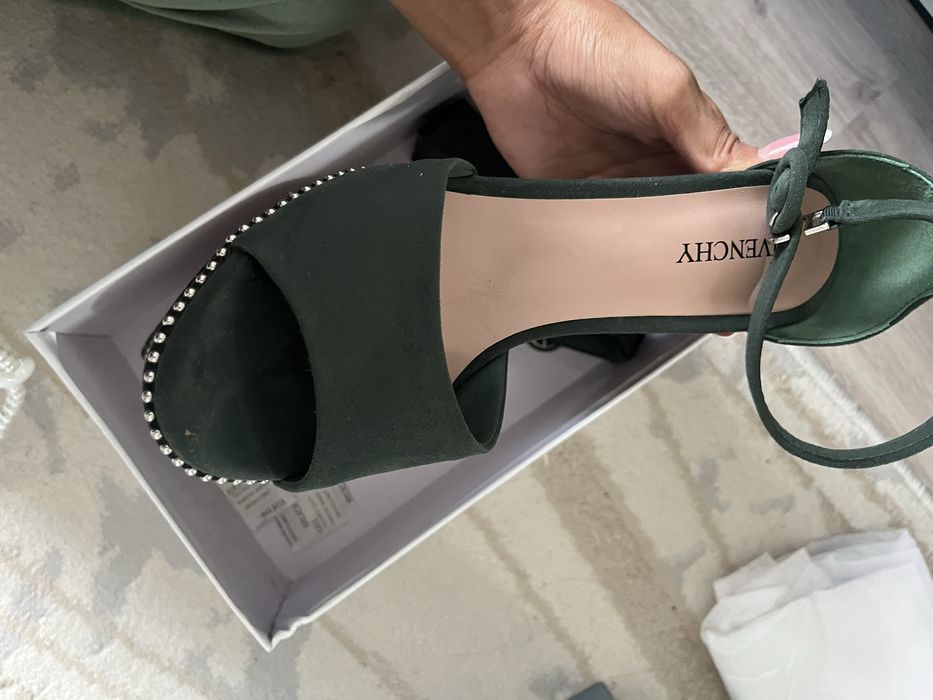 Симпатичные босоножки