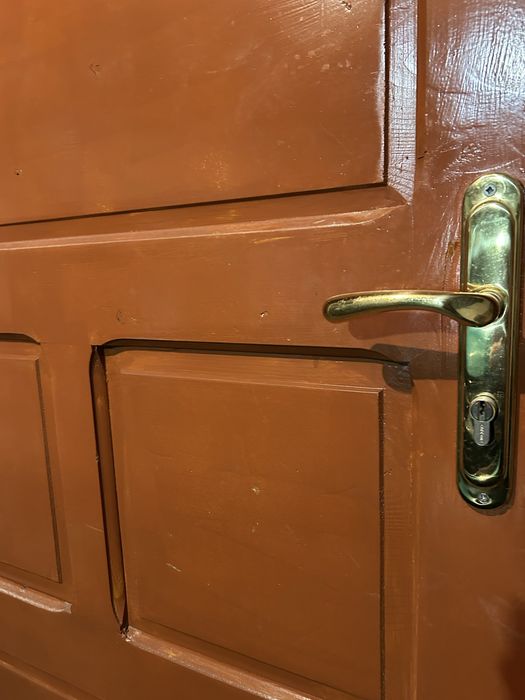 Входна дървена врата