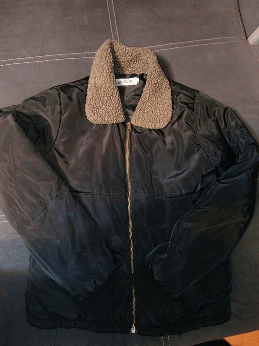 Jachetă neagră cu guler