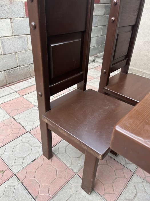 Стол и стулья для гостинной