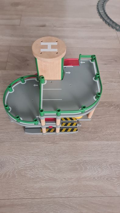 garaj de parcare Brio (33204). 
Setul include 2 mașini, 1 vagon de tra