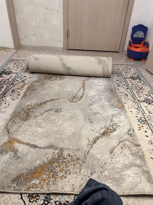 Продает ковер 7*1м.