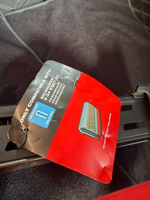 Milwaukee capsator pe acumulator