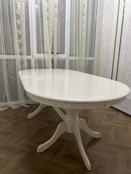 Стол и стулья для гостинной