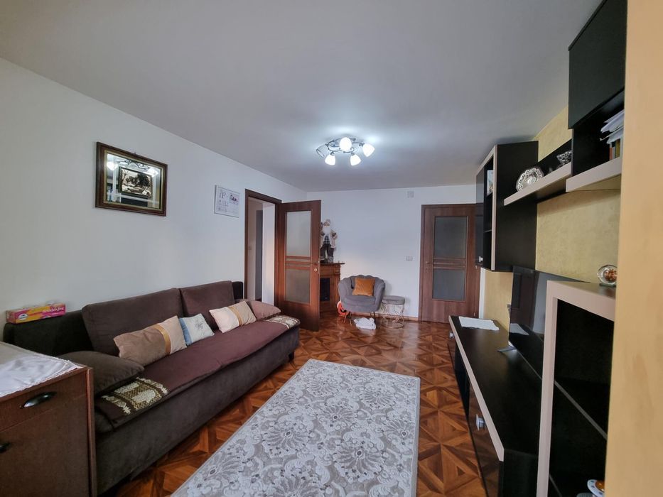 Apartament 3 camere  de vanzare