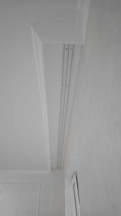 Установка потолочных карнизов.