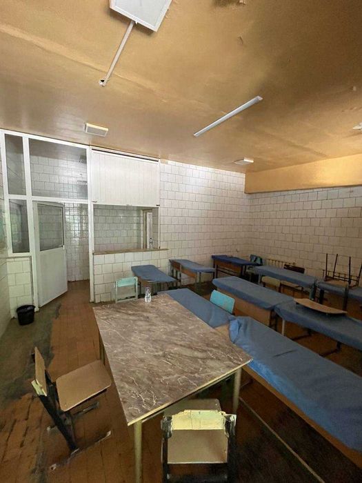 2 этажда жой сотилади ески Нежность кафеси. Цумни йон томонида.