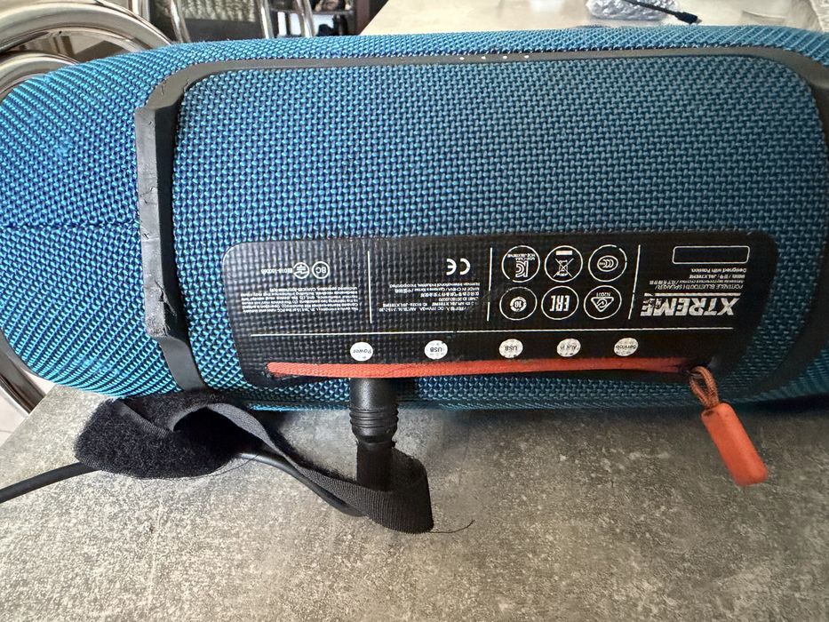 Boxa jbl xtreme cred ca este primul model , originala