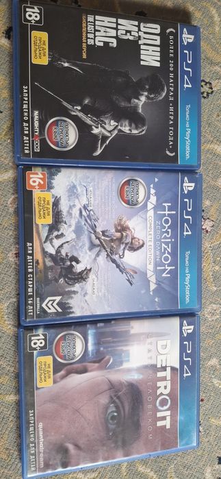 три диски:the last of us,horizon,detroit