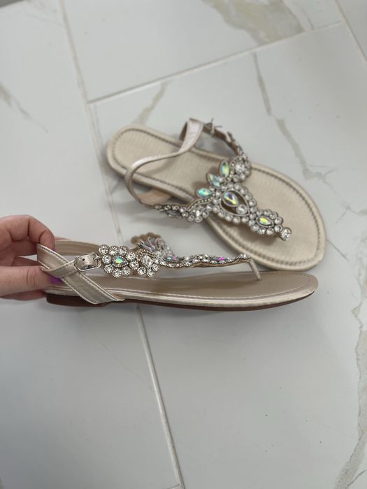 Чисто нови сандали