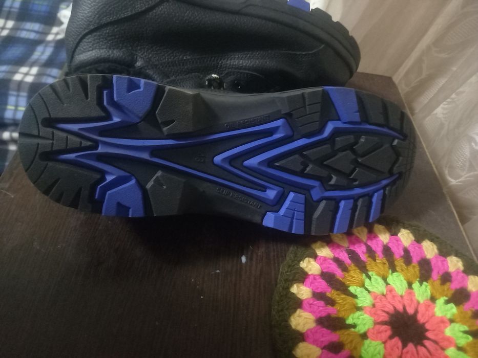 Продам зимние спецботинки.