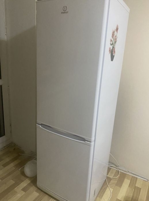Продам холодильник Indesit