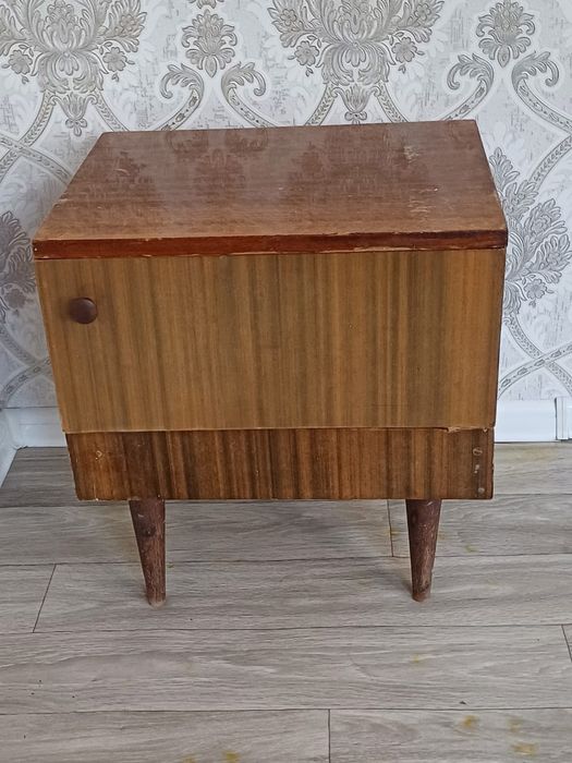 Срочно  продам тумбочки,полку.