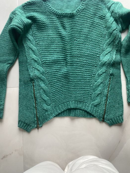 Pulovar de culoare verde purtat o singura data