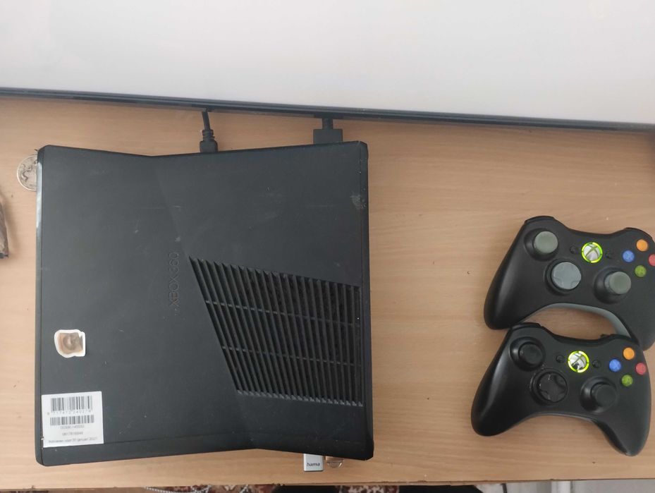 Vând Xbox 360 modat cu 2 manete