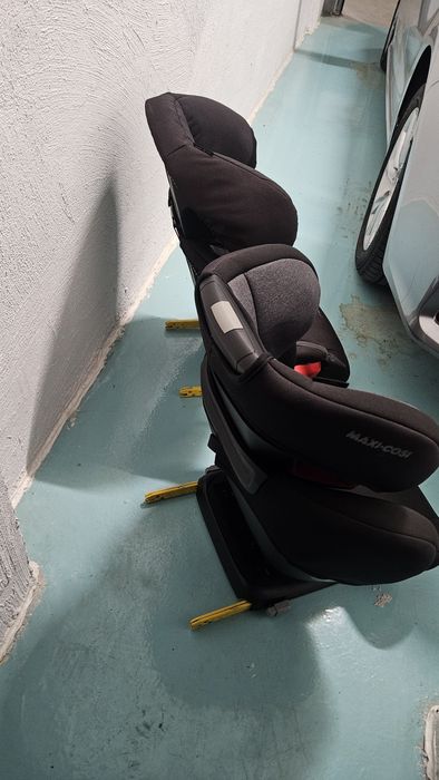 Две столчета за кола Maxi Cosi 9-36 kg с ISOFIX