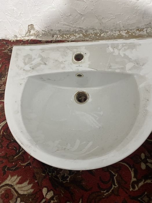 Унитазы и  раковины  разные