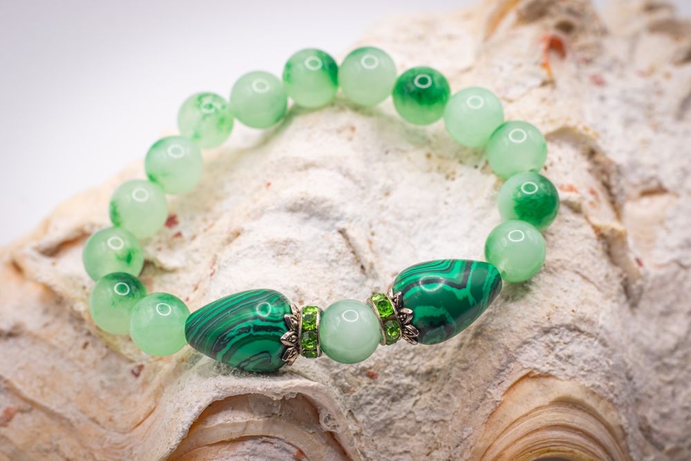 Гривни от полу скъпоценни камъни