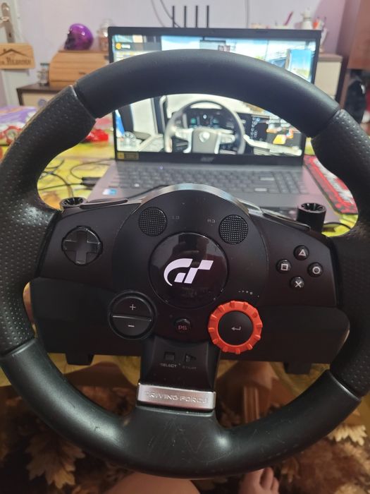 Продавам волан logitech driving force gt с педали.