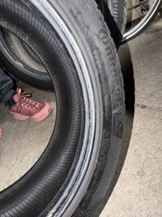 Зимни гуми  Континентал 245/45/18-- 3 броя