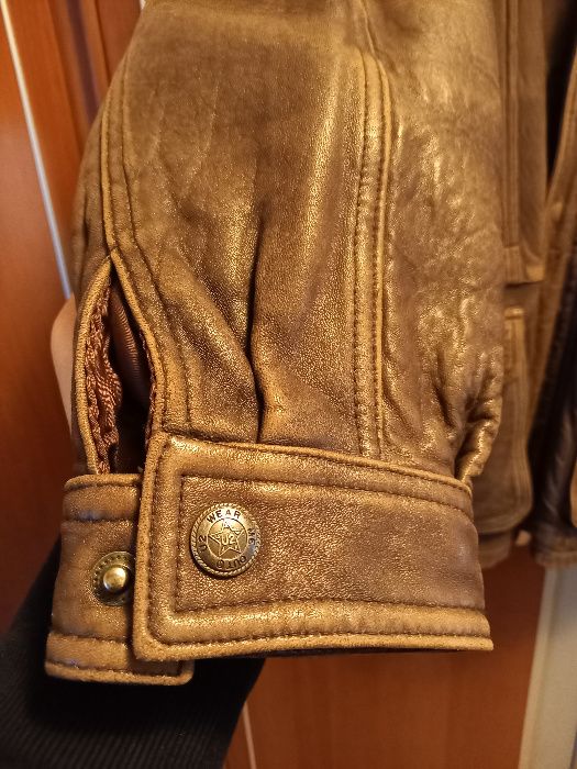 Este iarna geroasa. Scurta de piele foarte moale, matlasata adusa din