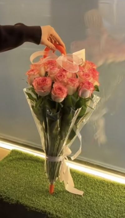 Розы в зонтике, букеты