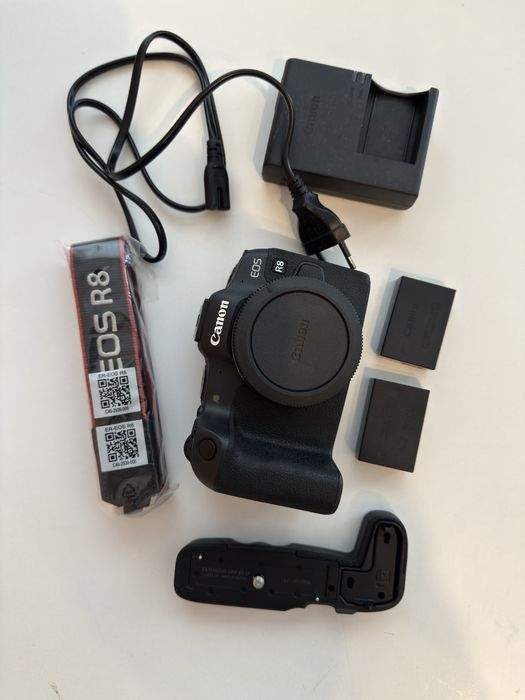 Продавам Canon R8