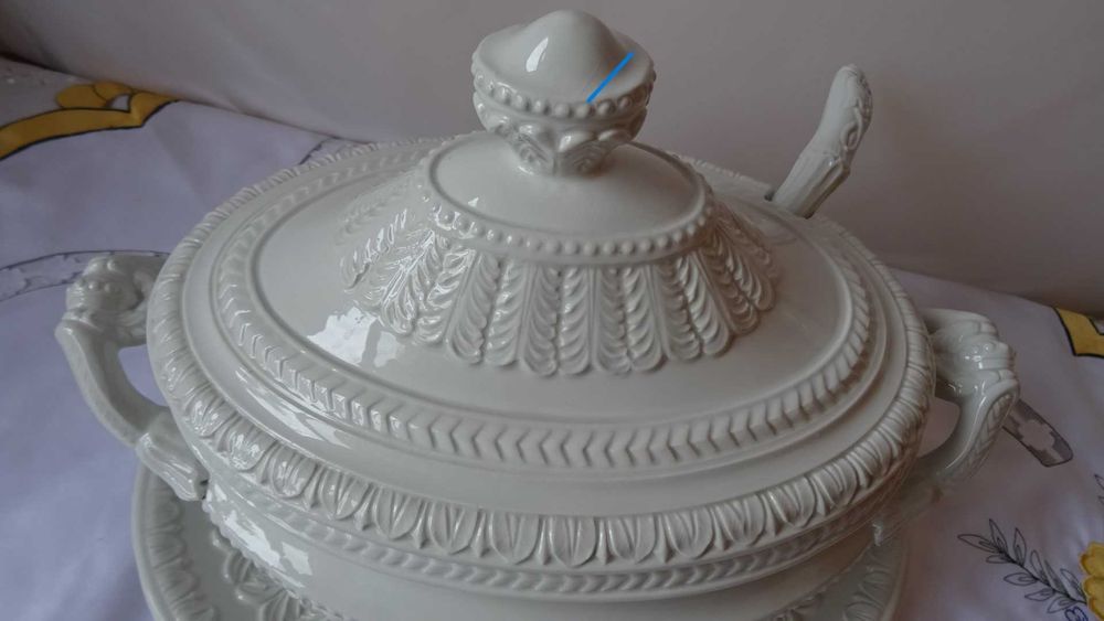 Супник бяла глазирана керамика, ръчно изработен , внос от  Италия.