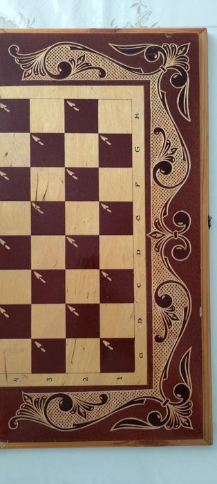 Деревянная доска для игры шахматы