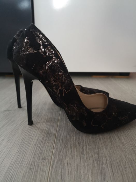 Черни високи обувки с ток