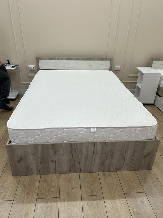 Кровать с матрасом