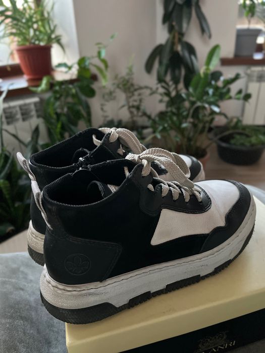 Кроссовки женские