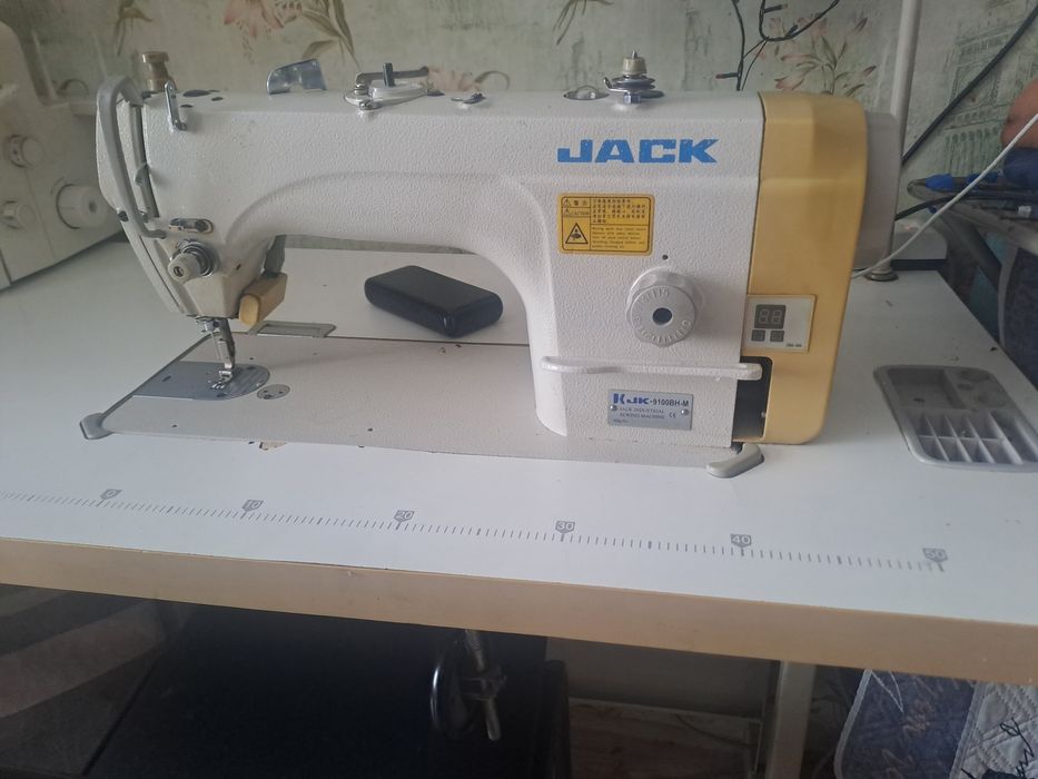 Продам швейную машинку