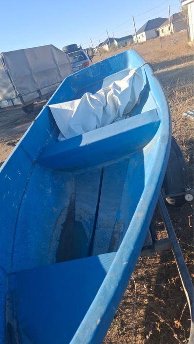 Лодка с прицепом и мотором