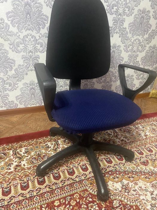 Офисное кресло.