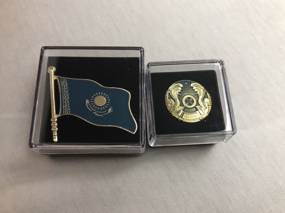 Значки герб и флаг Казахстана