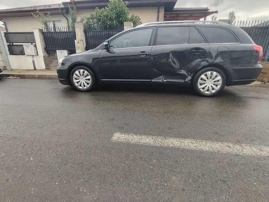 Vând Toyota Avensis avariat