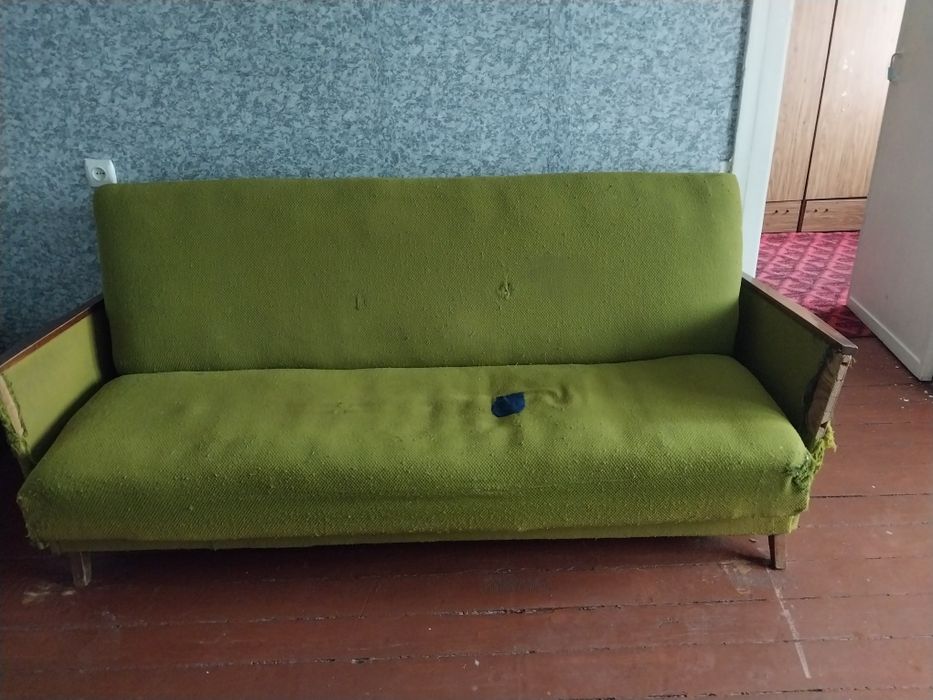 Отдам даром советский диван.