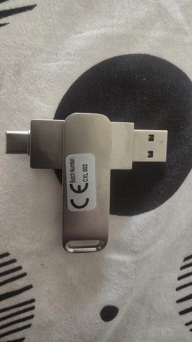 Stik pentru stocarea fotografiilor  din telefon in alt telefon sau  laptop 35 roni Sigilat