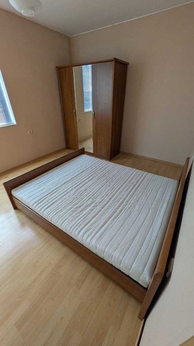 Спалня с матрак и трикрилен гардероб с огледало