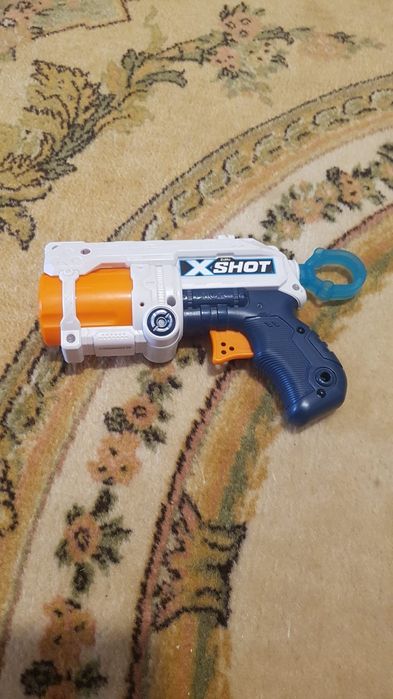 Vând pistol jucare.