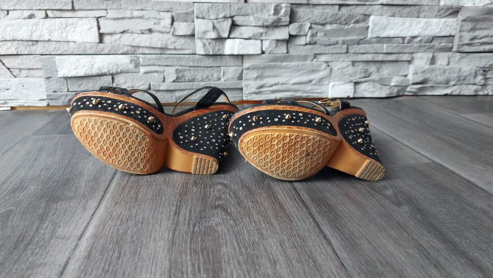 Продам босоножки