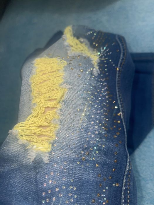 Blugi din Denim S cu strasuri si aspect rupt,pentru o inaltime 1,60 m